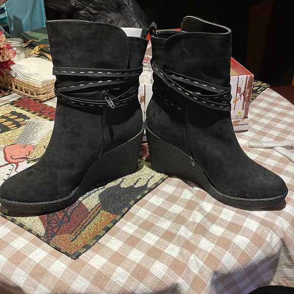 BNIB UnionBay Faux Suede Wedge Boots - Picture 9 of 13
